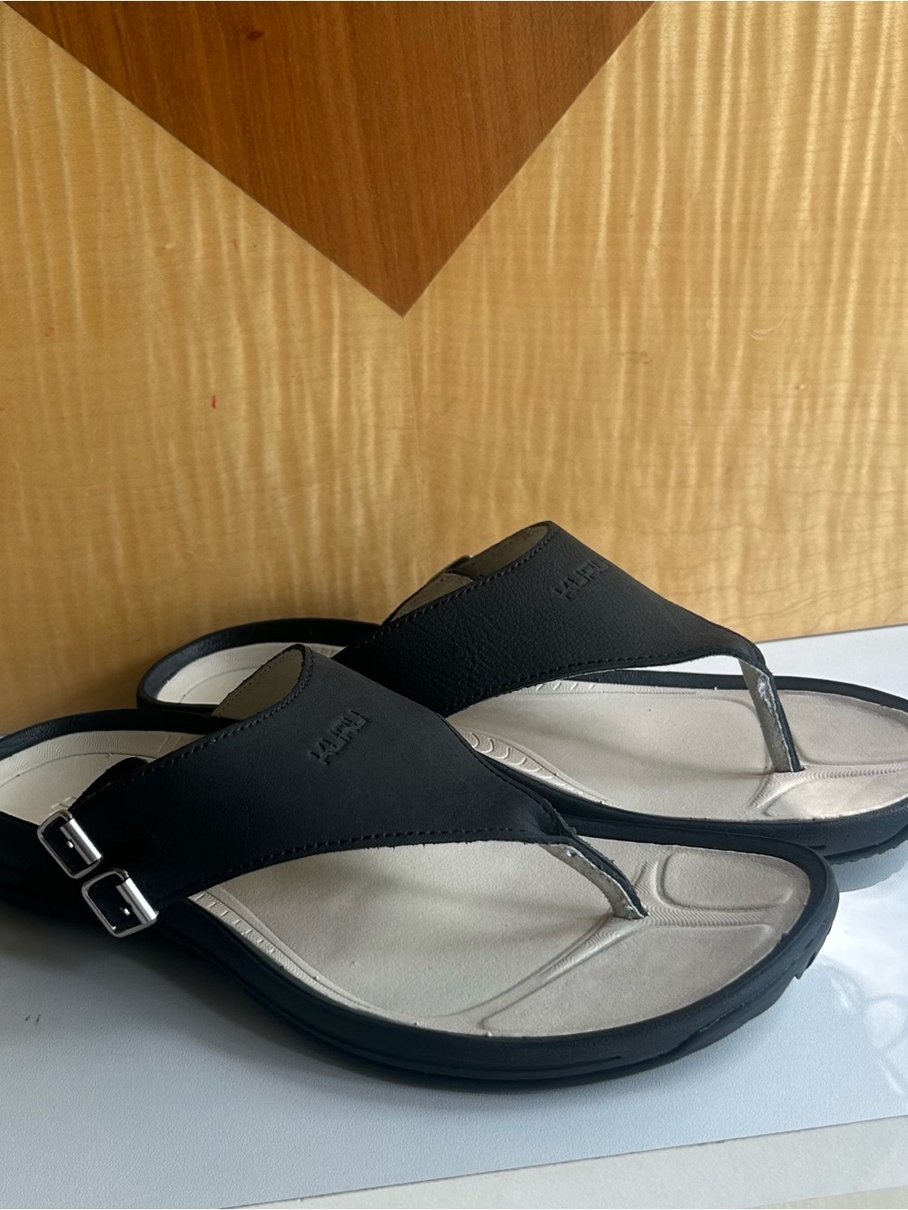 KURU Size 9 Suomi Black Cream Women's Thong Sandals